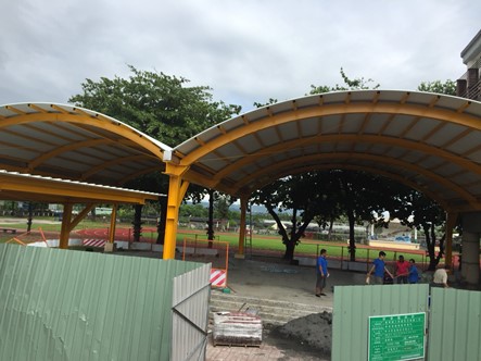 工程实绩08-国小弯弓施工-采用双层中空PVC塑钢浪板